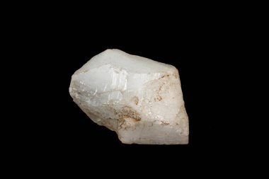 Makro mineral kuvars taşı siyah bir zemin üzerine