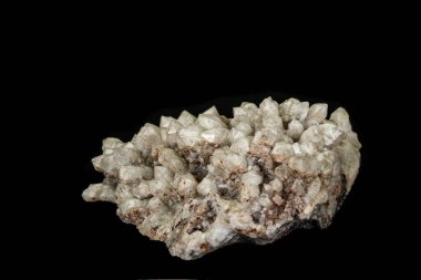 Makro mineral taş kuvars kalsit siyah bir zemin üzerine 