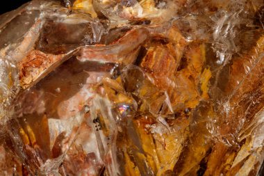 Makro mineral taş Fenster kuvars kristal siyah bir zemin üzerine