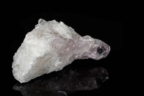 Makro minerałów kwarc ametystowy kamień na czarnym tle — Zdjęcie stockowe