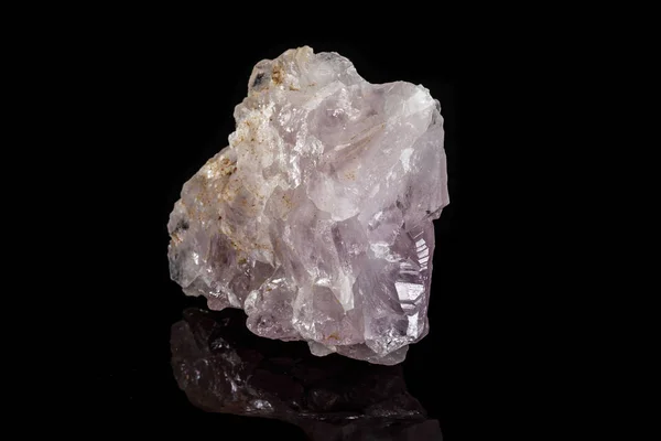 Makromineral Amethyst Quarzstein auf schwarzem Hintergrund — Stockfoto