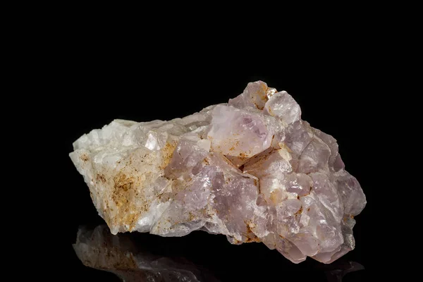 Pedra de quartzo de ametista mineral macro em um fundo preto — Fotografia de Stock