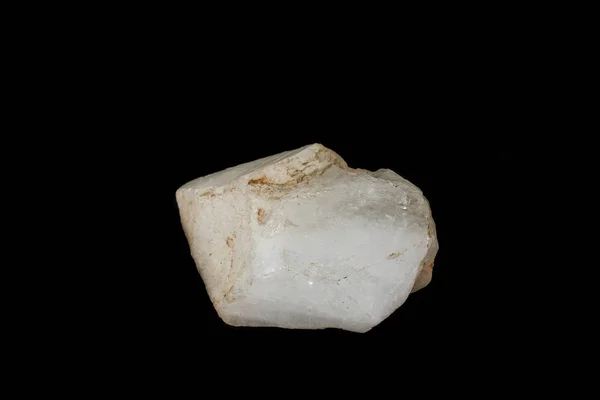 Макро мінеральний кварцовий камінь на чорному фоні — стокове фото