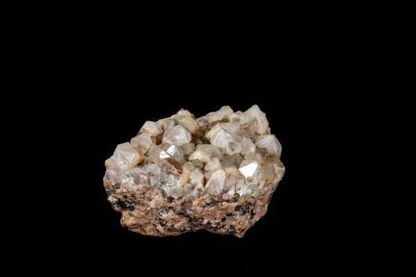 Макро-мінеральний кварцовий камінь з фторитом на граніті на чорному b — стокове фото