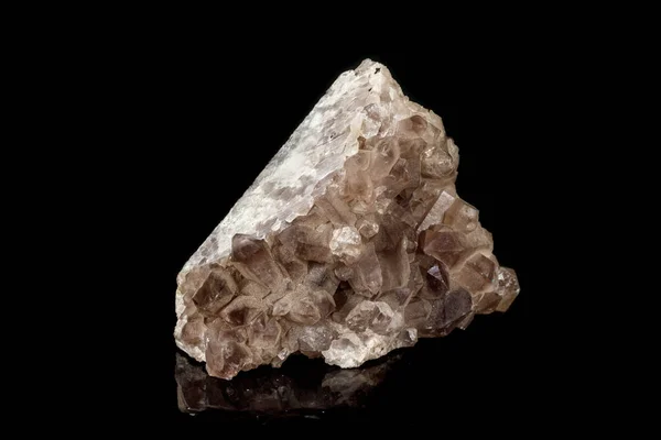 Макро-мінеральний камінь димчастий кварц, ракетопаз на чорному фоні — стокове фото