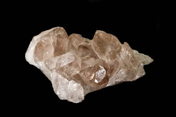 Macro pedra mineral quartzo fumegante, rauchtopaz em um backgrou preto — Fotografia de Stock