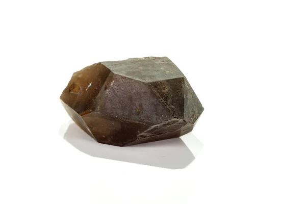 Macro piedra mineral cuarzo ahumado, rauchtopacio sobre un fondo blanco — Foto de Stock