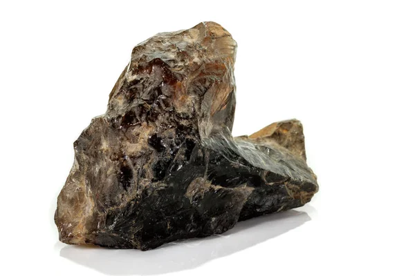 Macro piedra mineral cuarzo ahumado, rauchtopacio sobre un fondo blanco —  Fotos de Stock