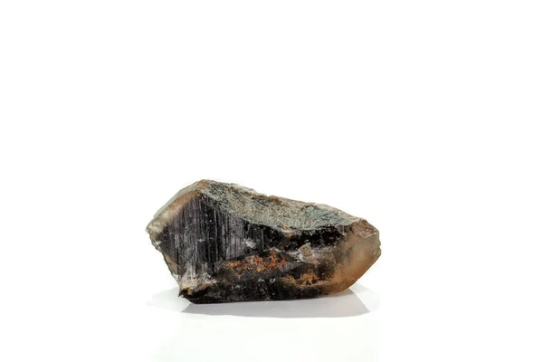 Macro pedra mineral quartzo fumegante, rauchtopaz em um backgrou branco — Fotografia de Stock