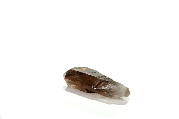 Macro pedra mineral quartzo fumegante, rauchtopaz em um backgrou branco — Fotografia de Stock