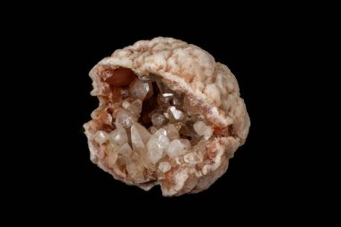 Makro mineral taş pembe Ametist siyah bir zemin üzerine 