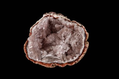 Makro mineral taş pembe Ametist siyah bir zemin üzerine 