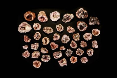 Makro mineral taş pembe Ametist siyah bir zemin üzerine 