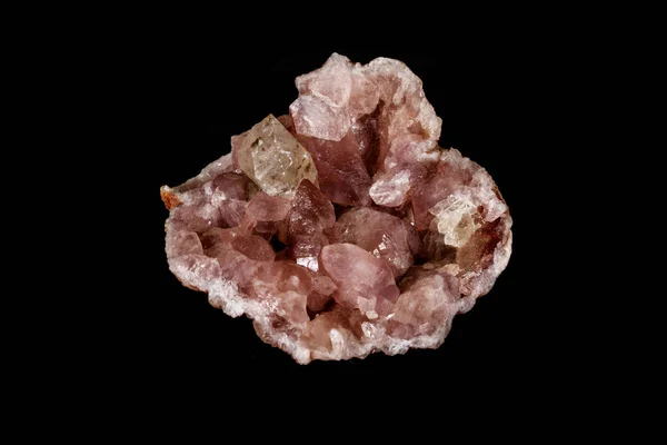 Makro mineral taş pembe Ametist siyah bir zemin üzerine — Stok fotoğraf