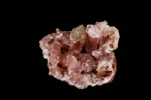 Makro ásványi kő rózsaszín Ametiszt-egy fekete háttér — Stock Fotó