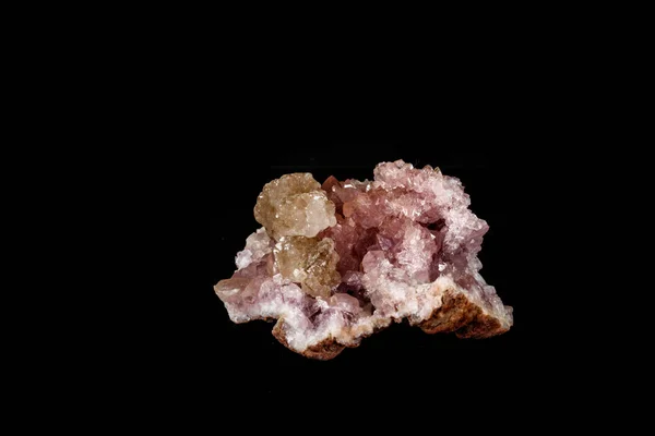 Macro piedra mineral Amatista rosa sobre un fondo negro —  Fotos de Stock