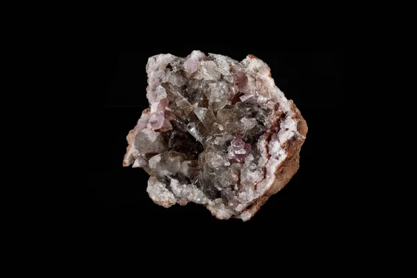 宏观矿物石头桃红色紫水晶在一个黑色背景 — 图库照片