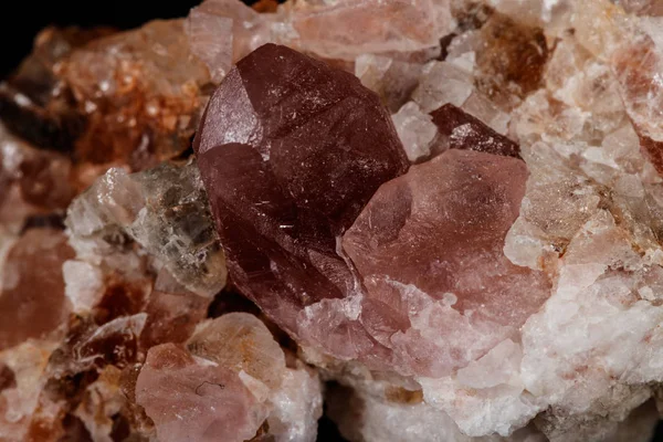Makro-Mineralstein rosa Amethyst auf schwarzem Hintergrund — Stockfoto