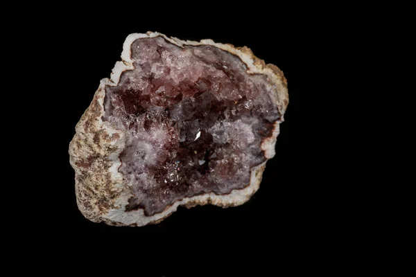 Makro-Mineralstein rosa Amethyst auf schwarzem Hintergrund — Stockfoto