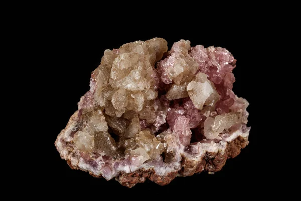 Makro mineral taş pembe Ametist siyah bir zemin üzerine — Stok fotoğraf
