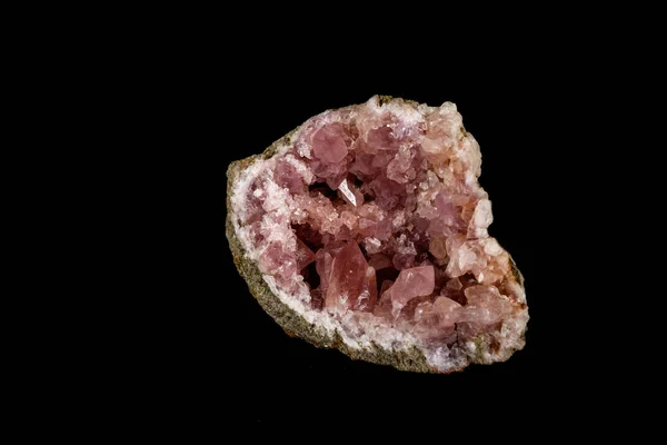 Batu mineral makro Pink Amethyst pada latar belakang hitam — Stok Foto