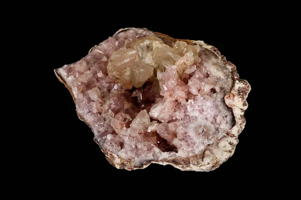 Makro-Mineralstein rosa Amethyst auf schwarzem Hintergrund — Stockfoto