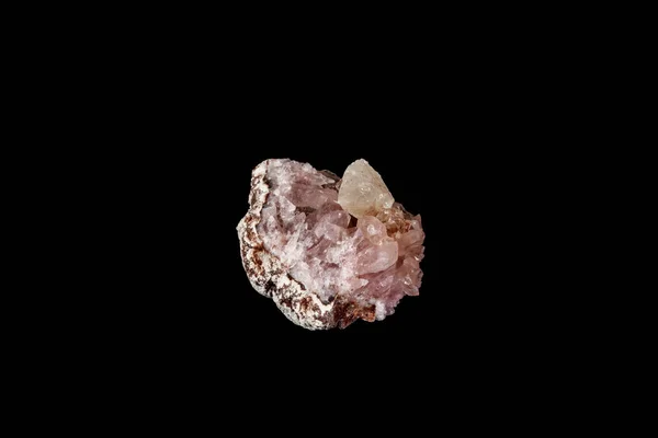 Pedra mineral macro Ametista rosa sobre um fundo preto — Fotografia de Stock