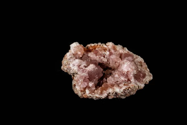 Macro minerale steen roze Amethist op een zwarte achtergrond — Stockfoto