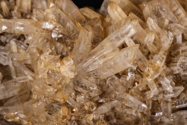 Makro mineral kuvars taşı ile Limonite ve lepidolit ba siyah