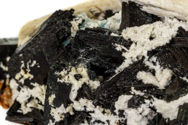 Makro mineral taş feldspat ve Aquamarine ve Turmalin üzerinde bir 