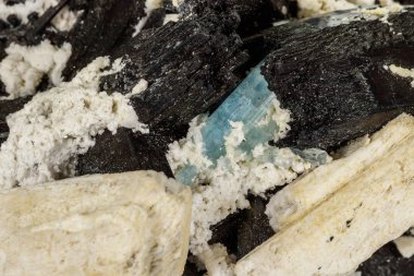 Makro mineral taş feldspat ve Aquamarine ve Turmalin üzerinde bir 