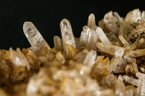 Pierre de quartz macro minéral avec Limonite et Lepidolite noir ba — Photo