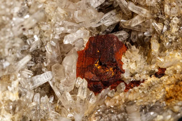 褐鉄鉱とリシア雲母マクロ ミネラル水晶石黒 ba — ストック写真
