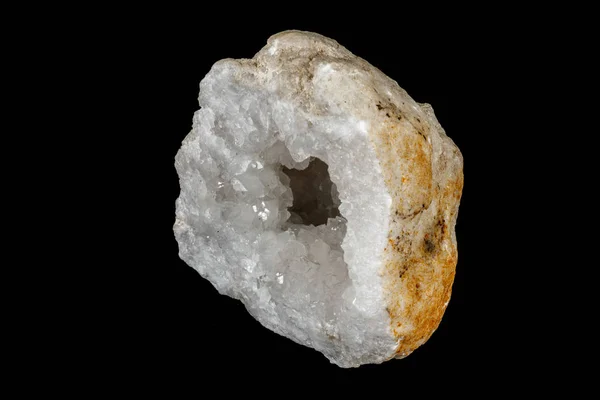 Makro Minerální kámen Quartz geode černé pozadí — Stock fotografie