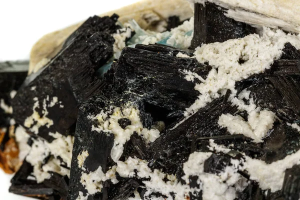 Makro mineral taş feldspat ve Aquamarine ve Turmalin üzerinde bir 