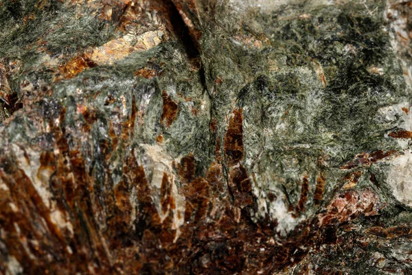 Macro mineral pedra astrophyllite fundo branco — Fotografia de Stock
