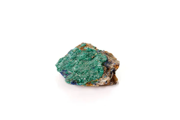 Macro piedra mineral Malaquita y Azurita contra el fondo blanco —  Fotos de Stock