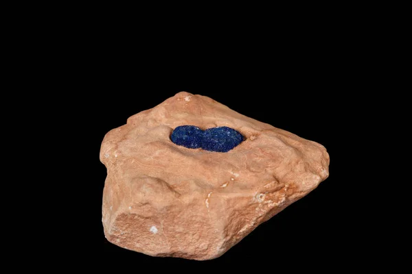 黒背景があるとシルト岩のマクロ ミネラル石アズライト — ストック写真