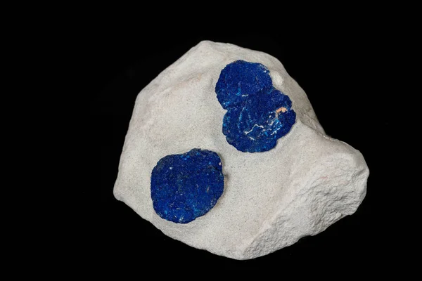 Pietra minerale macro Azurite in siltstone contro backgroun nero — Foto Stock