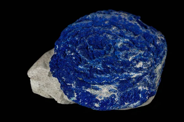 Pietra minerale macro Azurite in siltstone contro backgroun nero — Foto Stock