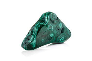 Malakit makro mineral taş beyaz bir arka plan üzerine 