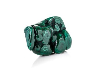 Malakit makro mineral taş beyaz bir arka plan üzerine 