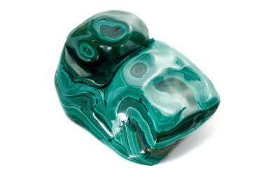 Malakit makro mineral taş beyaz bir arka plan üzerine 