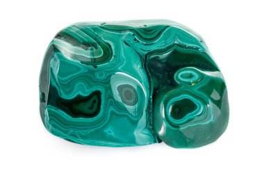 Malakit makro mineral taş beyaz bir arka plan üzerine 