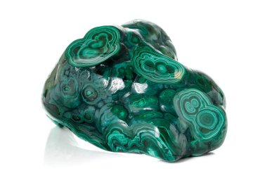 Malakit makro mineral taş beyaz bir arka plan üzerine 