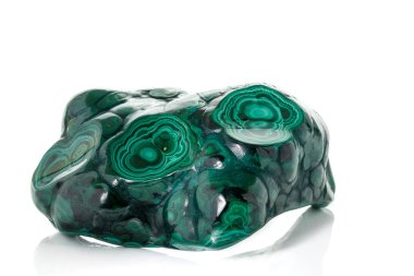 Malakit makro mineral taş beyaz bir arka plan üzerine 