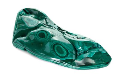 Malakit makro mineral taş beyaz bir arka plan üzerine 