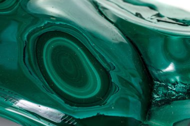 Malakit makro mineral taş beyaz bir arka plan üzerine 