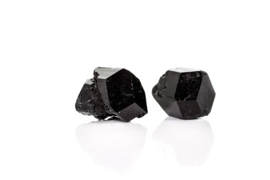 Makro mineral taş schorl, Siyah Turmalin beyaz arka plan üzerinde