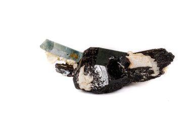 Beyaz bir arka plan üzerinde makro mineral taş Akuamarin